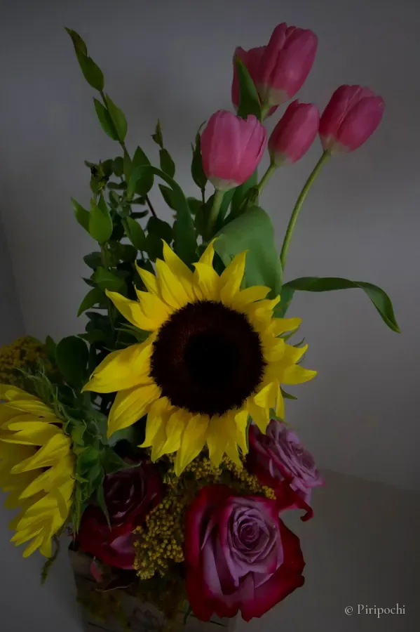Ramo de tulipanes, girasoles y rosas en clave baja