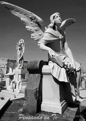 Tarjeta con fotografía en blanco y negro de una estatua de ángel: “Pensando en ti”